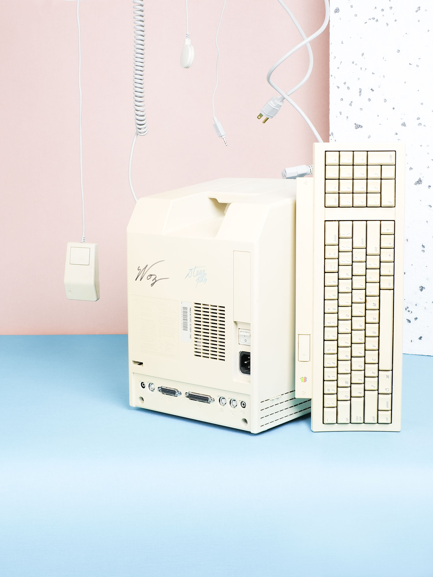 MACINTOSH CLASSIC II SIGNED BY JOBS und WOZ